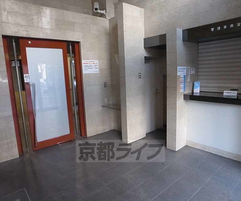 【京都市中京区丸木材木町のマンションのエントランス】