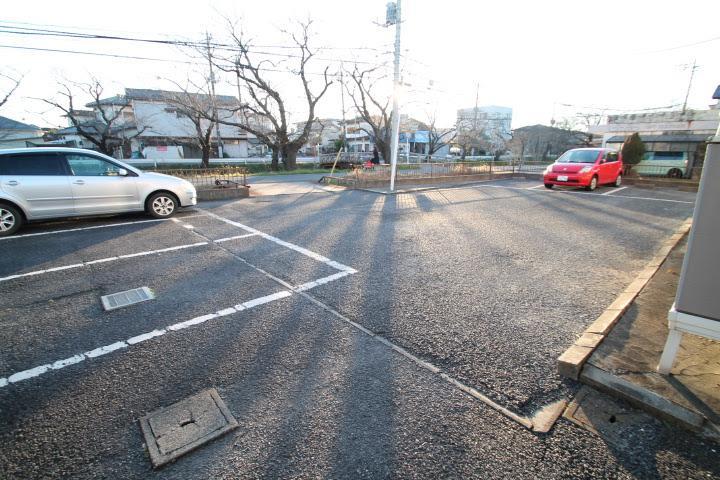 【ニューリバーハイツＢの駐車場】