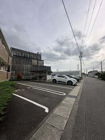 【サンライズ芳川IIの駐車場】