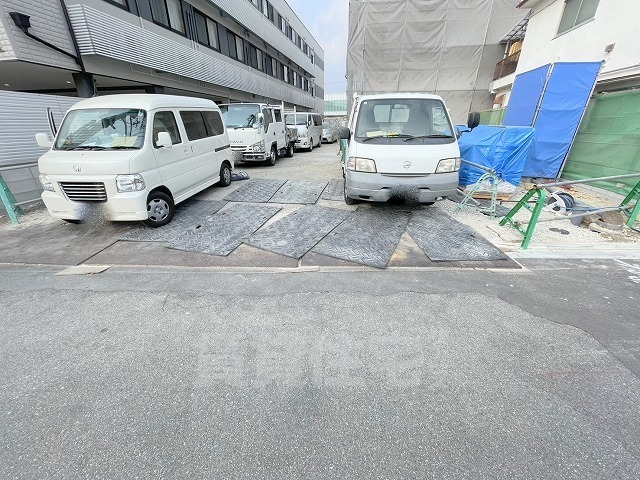 【松原市西大塚のアパートの駐車場】