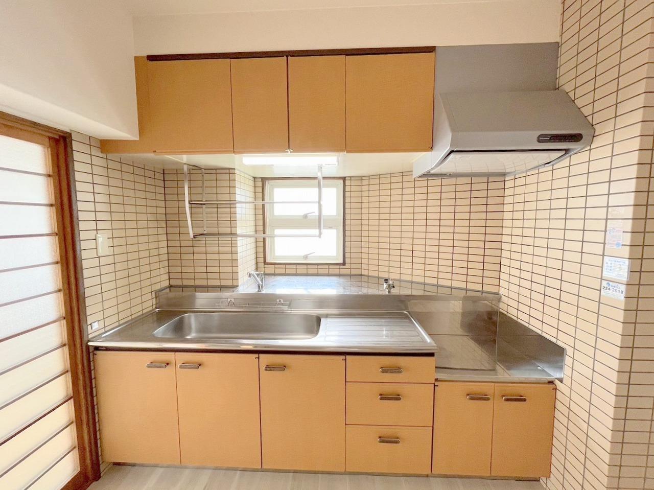 キッチン　窓のある広々としたキッチンです。