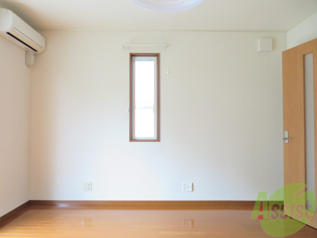 その他部屋・スペース　寝室には窓があるので、朝の目覚めが良さそうです。