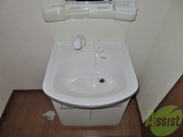 洗面設備　独立洗面台。朝の身支度はここでばっちり決めましょう。