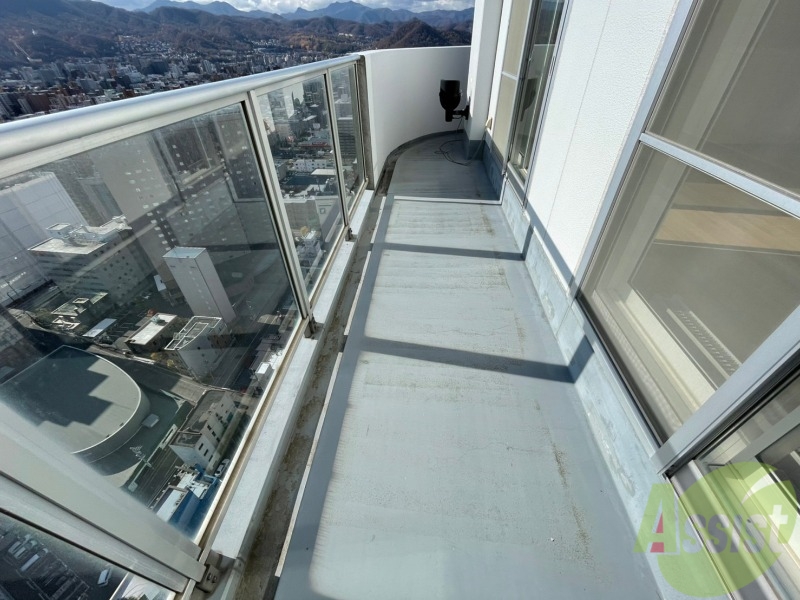 バルコニー　バルコニー。洗濯物がはかどりそうな広さがありますよ。