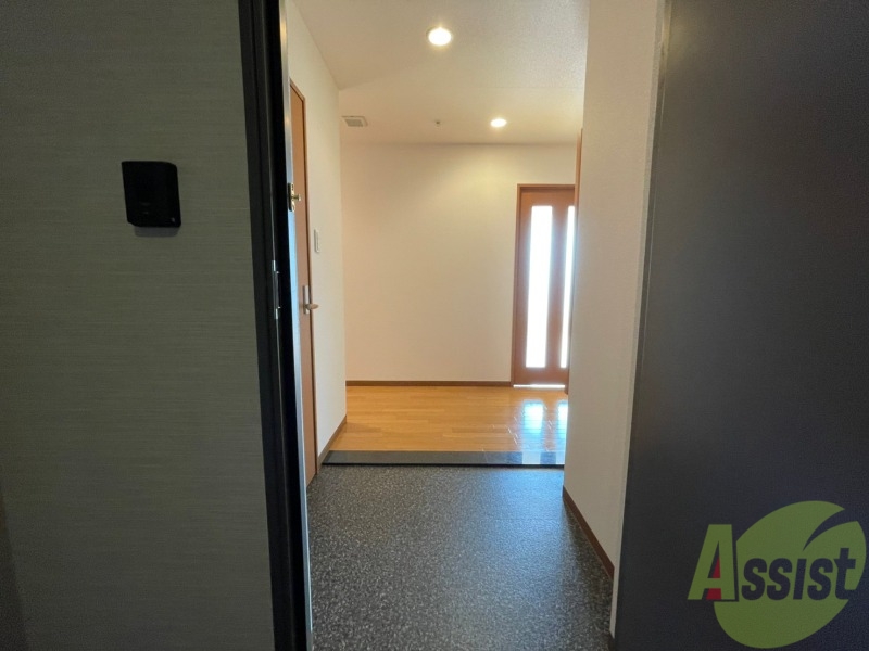 玄関　玄関の様子です。広い洋室にすぐ繋がっています。