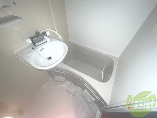 バス・シャワールーム　浴槽はゆったり疲れそうなサイズ感。一日の疲れを取りましょう。