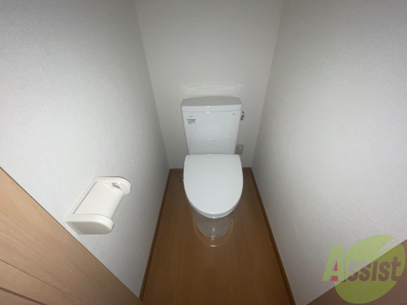 トイレ　バスルームはこちらです。広々としてゆったり休めます。