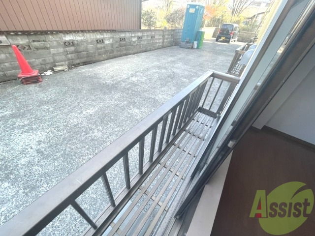 バルコニー　ちょっとした天日干しもできそうです。観葉植物も育てたいです。