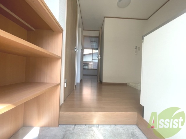 玄関　玄関周りも広々していますね。シューズボックスも嬉しです。