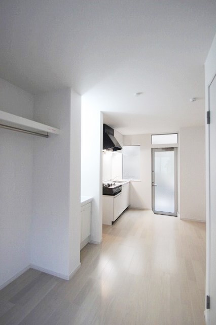 居室・リビング　同物件別室です