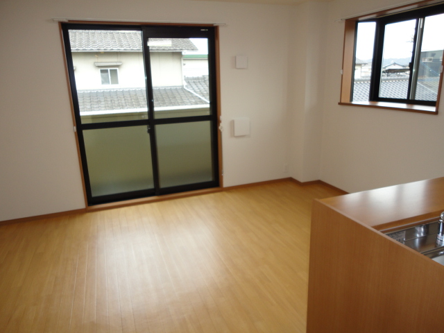 居室・リビング　キッチンよりリビング