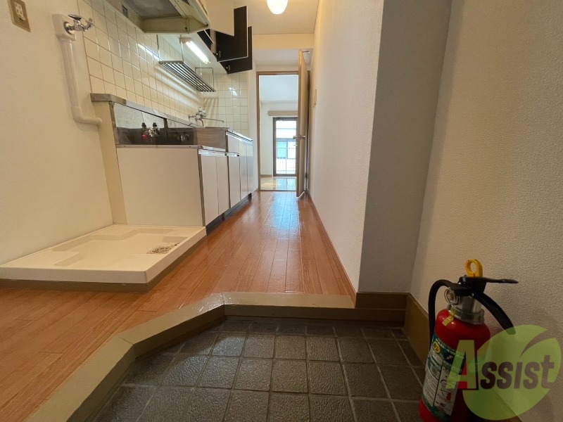 玄関　玄関はこちらです。明るい印象を受けますね。