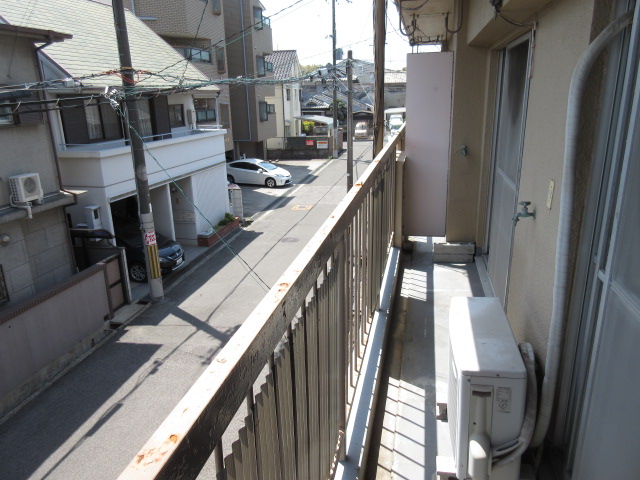 バルコニー　南向きで日当たり良好です。　洗濯機はベランダに置けます。