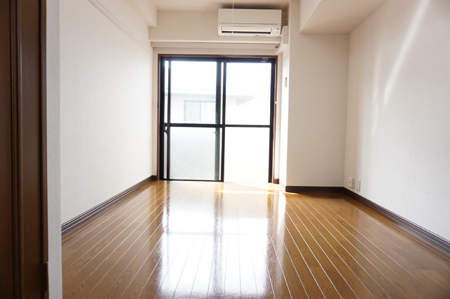 居室・リビング　エアコン付きのお部屋です☆