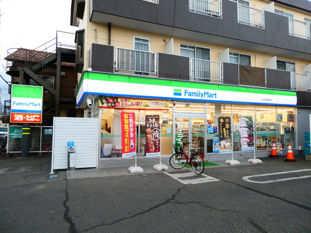 コンビニ　ファミリーマート荒巻神明町店（コンビニ）まで50m
