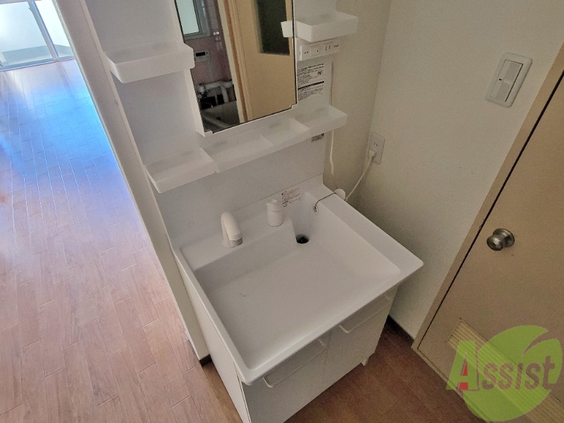 洗面設備　洗面はシャワー付きで朝の準備はコチラからできちゃいます。