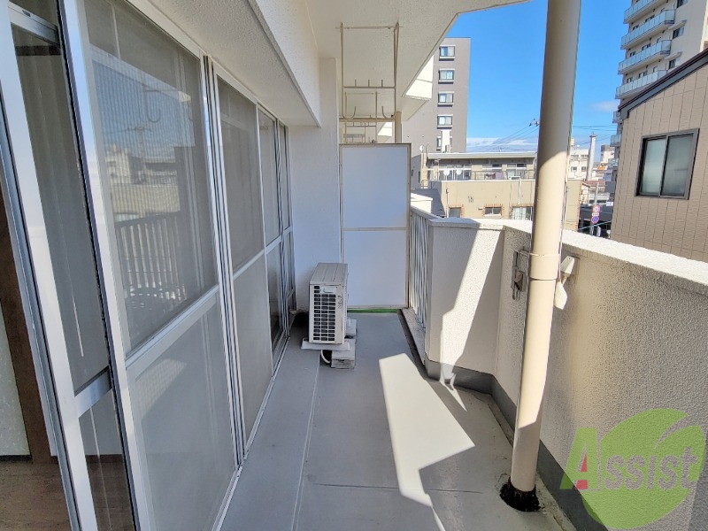 バルコニー　バルコニーは広さがあり洗濯物も干しやすい。