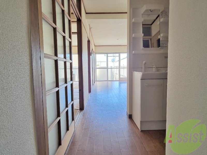 玄関　玄関からはお部屋が見えてしまいますのでカーテンとかいいですね