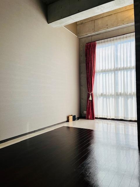 その他　リビング、天井高く開放感あります