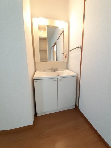 洗面設備　明るい洗面所です