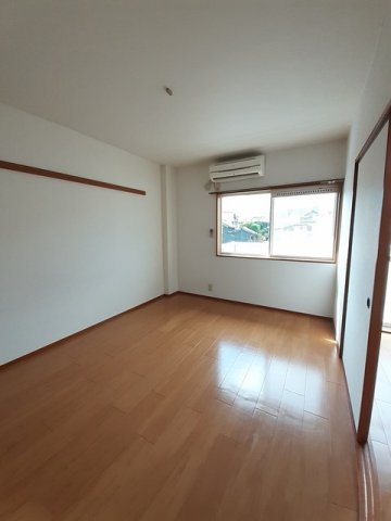 居室・リビング　明るい色調の室内です