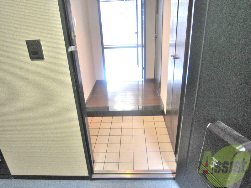 玄関　ゆったりサイズの玄関です。お部屋からの光がもれて明るいです。