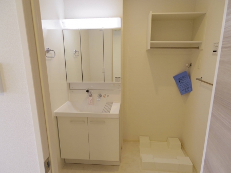 洗面設備　独立洗面台で朝の準備も快適です♪