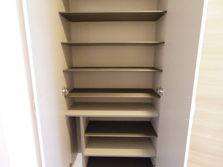 玄関　トールタイプのシューズボックス付き