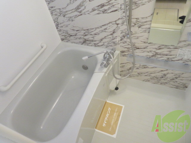 バス・シャワールーム　こちらはお風呂。一日の疲れをここで癒してください。