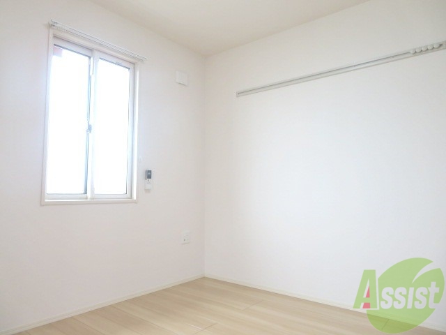 その他部屋・スペース　寝室には窓があるので、朝の目覚めが良さそうです。