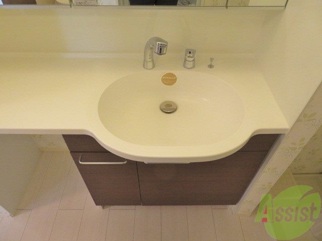 洗面設備　独立洗面台。朝の身支度はここでばっちり決めましょう。