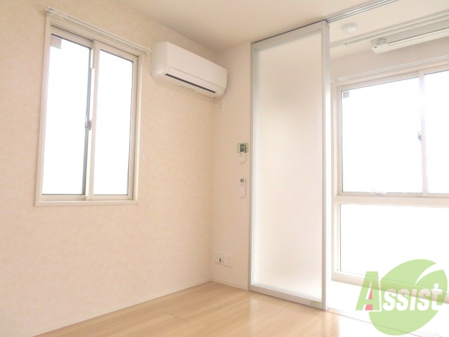 居室・リビング　リビングはこんな感じです。窓が大きくてよく陽が入ってきます。