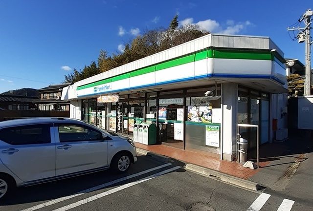 コンビニ　ファミリーマート（コンビニ）まで300m
