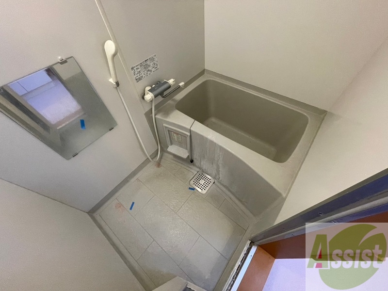 バス・シャワールーム　広々したお風呂で快適にくつろげそうです。