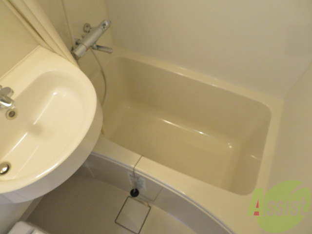 バス・シャワールーム　浴室はこちらのユニットバスになりますねー。