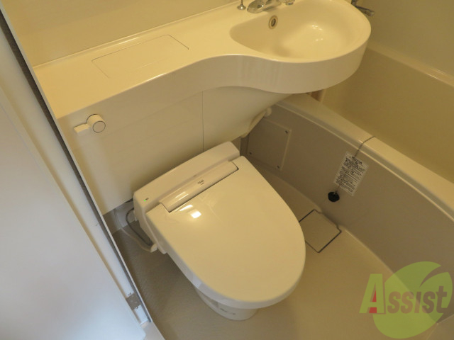 トイレ　トイレはこちらタンクレスになりますねー。