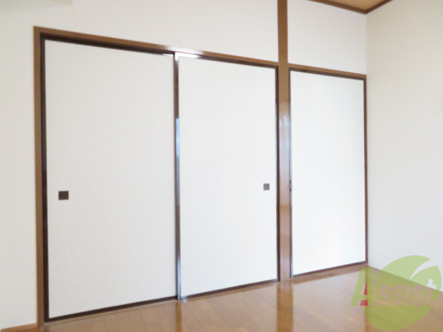 収納　収納はこちらの大き目の押し入れになりますよー。