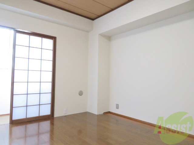 居室・リビング　リビングはこんな感じです。窓が大きくてよく陽が入ってきます。