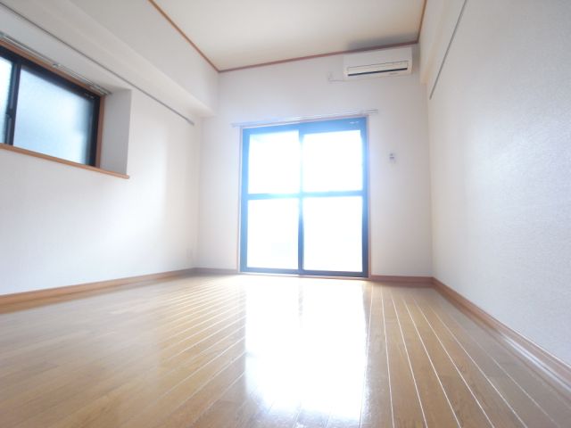 眺望　洋室（実際は中部屋です。出窓なし）