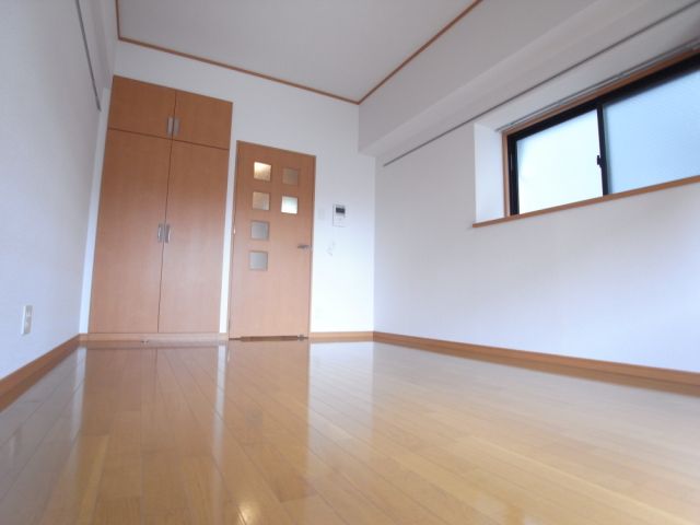 居室・リビング　洋室（実際は中部屋です。出窓なし）