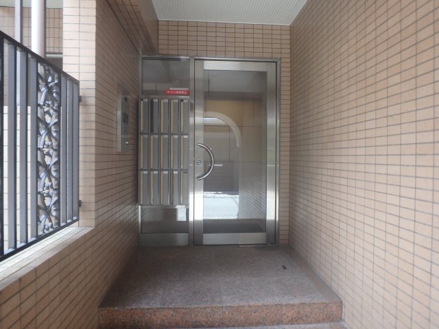 エントランス　落ち着いたエントランスです