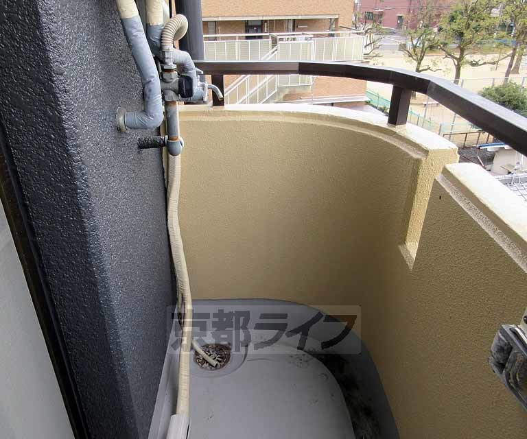 バルコニー　室外洗濯機置き場です