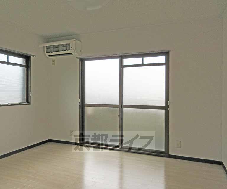 居室・リビング　エアコンの付いた洋室です