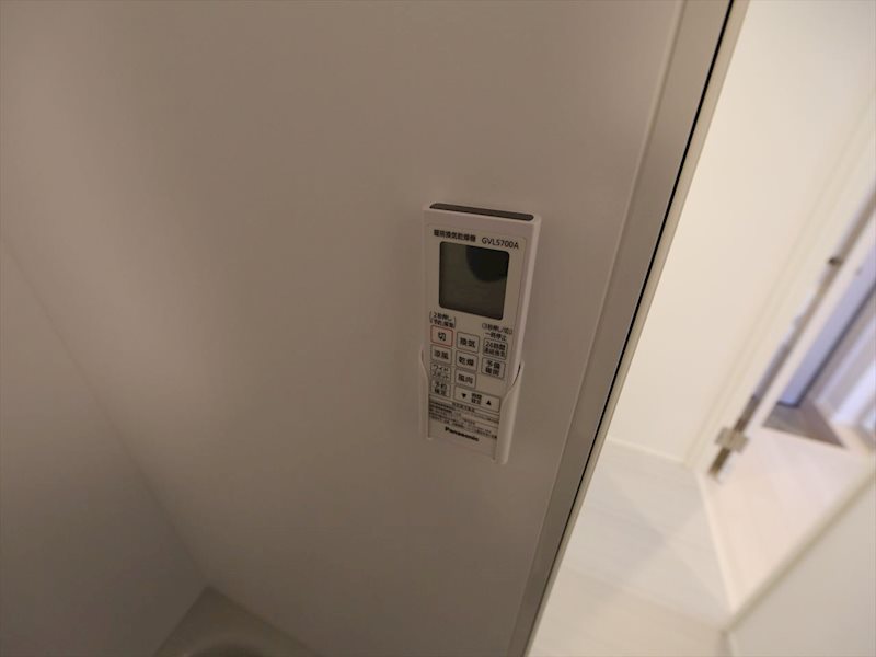 その他設備　浴室暖房乾燥機付き