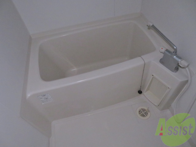 バス・シャワールーム　バスルームは狭すぎず、シャワーも浴びやすそうです。