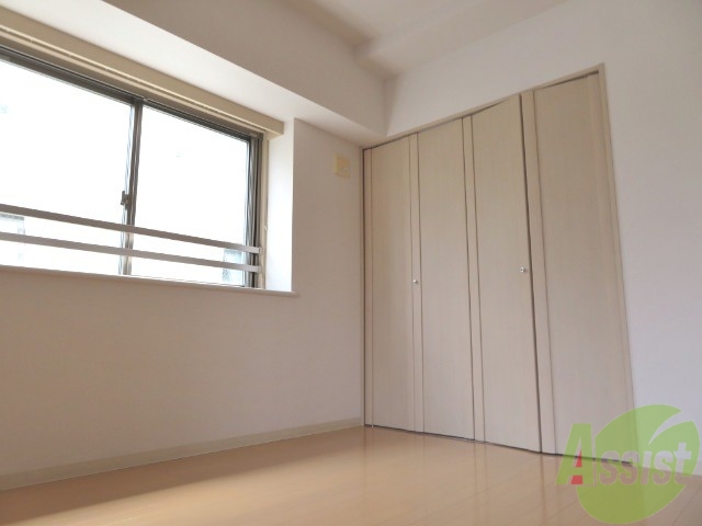 その他部屋・スペース　別の角度から洋室を撮影しました。日射しがあり明るい印象。