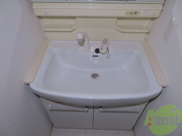 洗面設備　洗面台。朝の身支度はここでばっちり決めましょう。