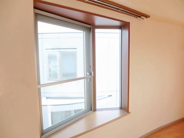 その他　三角出窓がお洒落ですね。