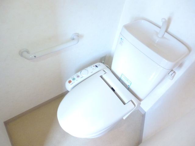 トイレ　温水洗浄便座が付いています。