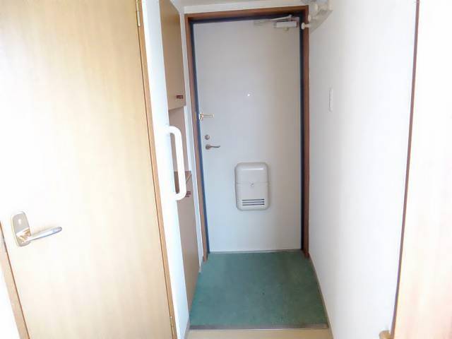 玄関　シューズＢＯＸとドアポストがついた玄関です。